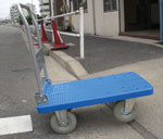 歩道をのりあげる台車