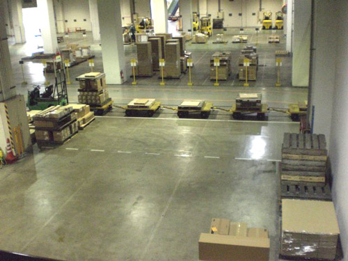 物流センター内を様々な荷物を積載して運搬する構内トレーラー