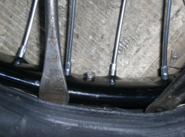 へらの使用はチューブを傷付けないように！
