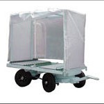 工場間の屋外を連結して部品運搬する構内台車