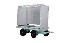 工場間の屋外を連結して部品運搬する構内台車
