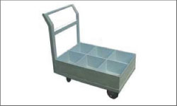 １６リッター缶を１個づつ枠に入れ安全に運搬する台車