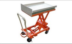 昇降させコンベアで滑らせ荷物を移載できる台車