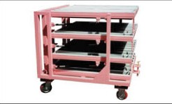 棚を跳ね上げて部品を出し入れする台車