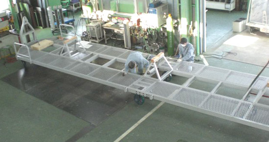 台車が長いため、工場いっぱい使用して製作しています。