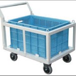プラスチック製かごを荷台として運搬する台車