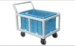プラスチック製かごを荷台として運搬する台車