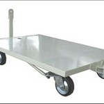 四輪操舵式で重量物を運搬する台車