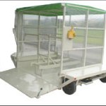 荷物を積んだ台車を載せて運搬