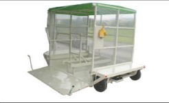 荷物を積んだ台車を載せて運搬