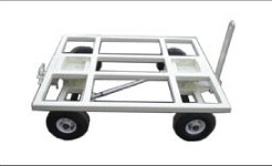 空気入りタイヤを使用して運搬する台車