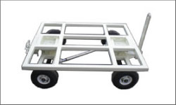 空気入りタイヤを使用して運搬する台車