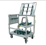 荷物を冶具で受けて運搬する台車