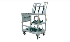 荷物を冶具で受けて運搬する台車