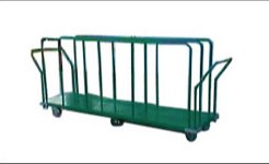 長尺物を６輪で小回り良く運搬する台車