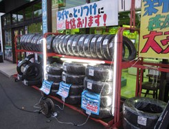 光るタイヤラックを開発