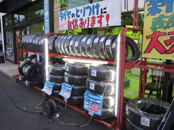 光るタイヤラックを開発